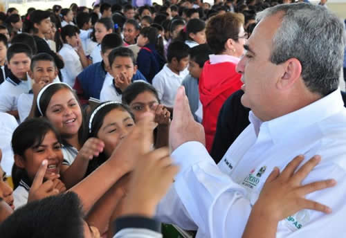 Agradecen al alcalde Benet el apoyo que brinda a estudiantes